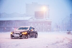 Jak postępować podczas awarii auta zimą