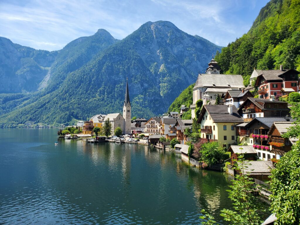 Austriackie miasto nad jeziorem w górach