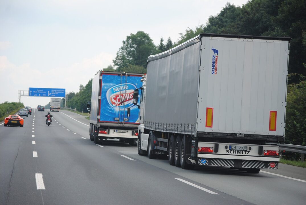 Niemiecka autostrada z ciężarówkami