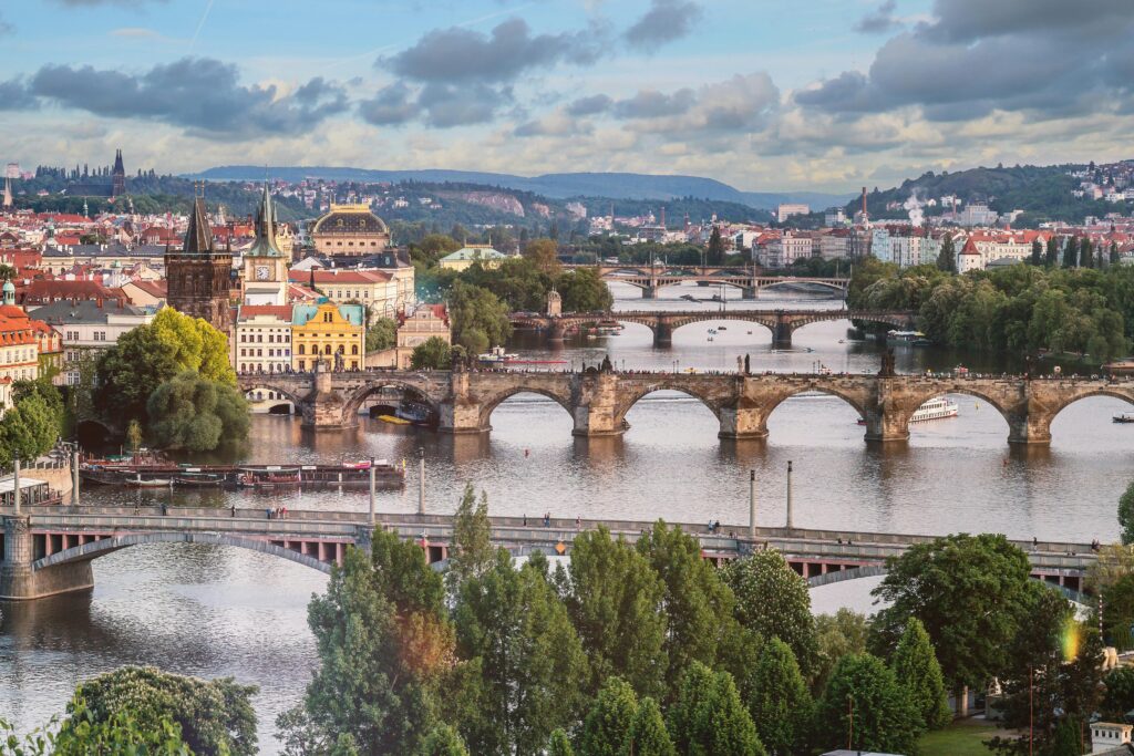 Czechy Praga - widok na miasto i mosty