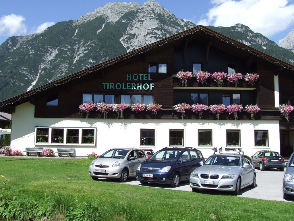 Hotel Tiroler Hof w Austrii z widokiem na Alpy