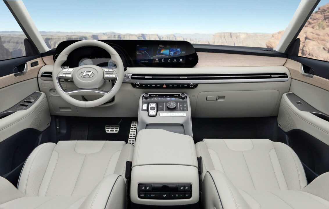 Deska rozdzielcza nowoczesnego samochodu z ekranami dotykowymi